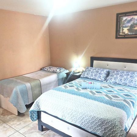 Residencial Moroni - Alojamiento En Cochabamba Bed & Breakfast Bagian luar foto