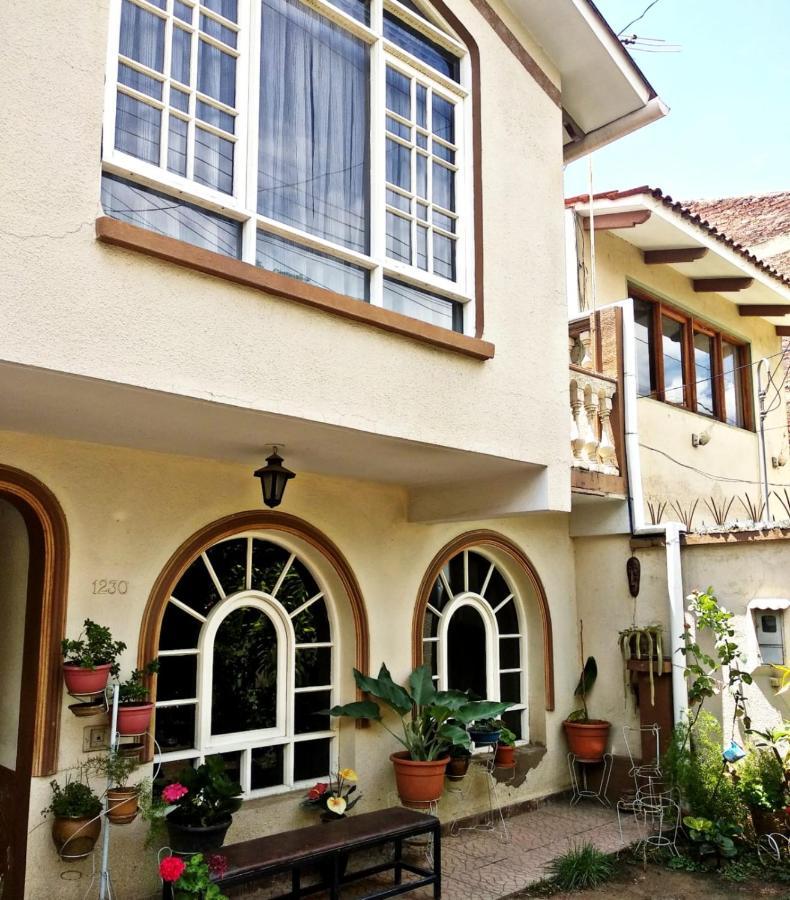 Residencial Moroni - Alojamiento En Cochabamba Bed & Breakfast Bagian luar foto