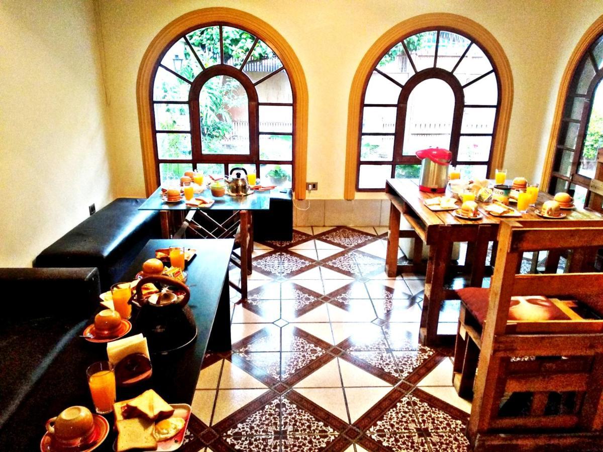 Residencial Moroni - Alojamiento En Cochabamba Bed & Breakfast Bagian luar foto