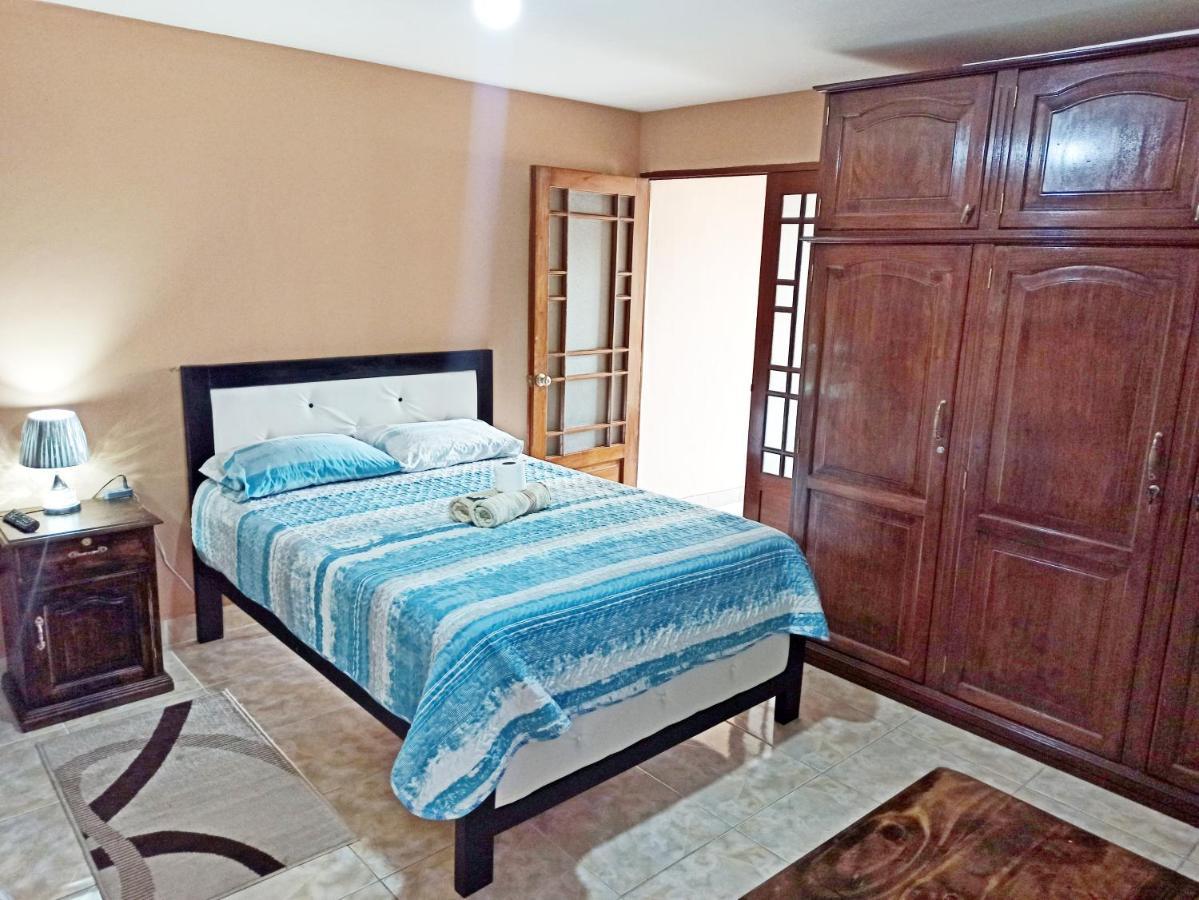 Residencial Moroni - Alojamiento En Cochabamba Bed & Breakfast Bagian luar foto