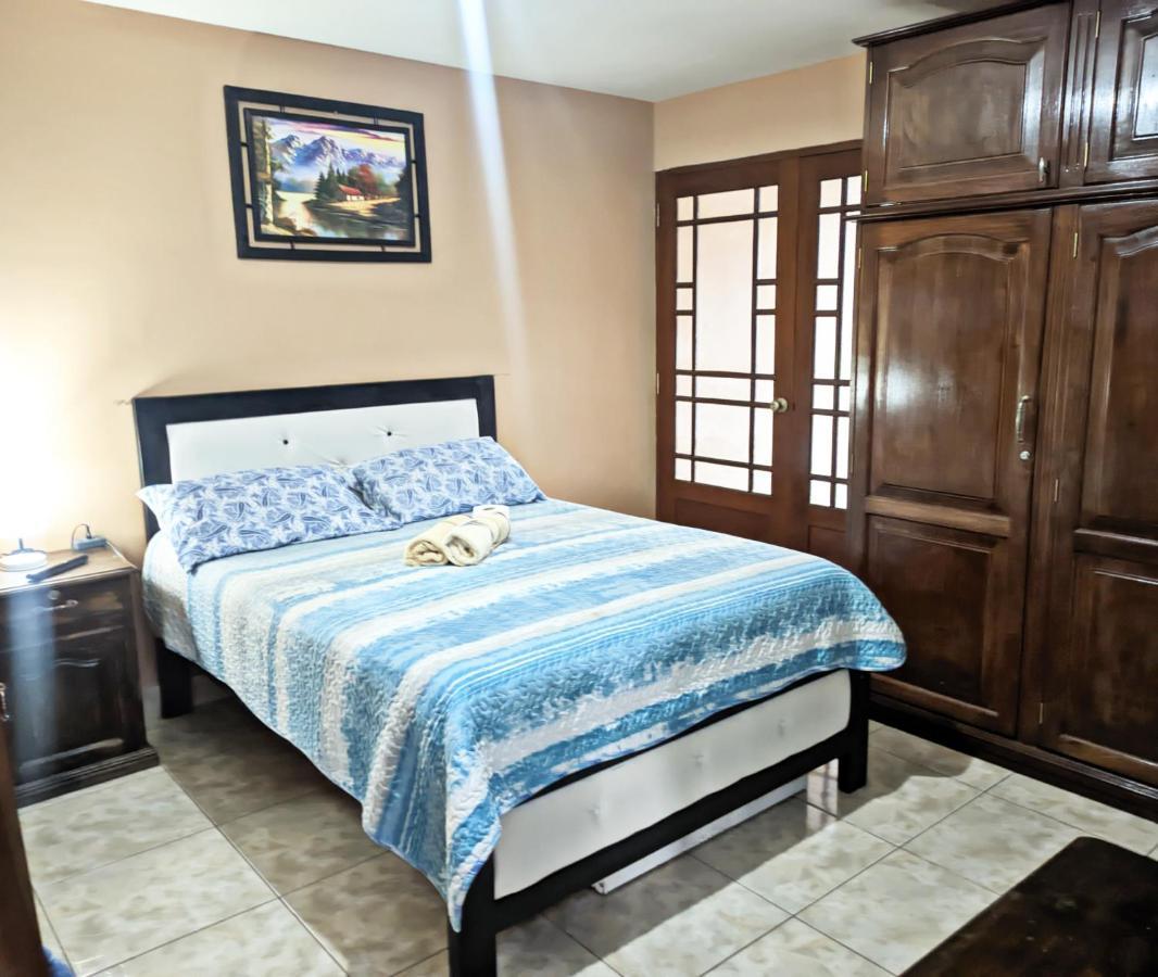 Residencial Moroni - Alojamiento En Cochabamba Bed & Breakfast Bagian luar foto
