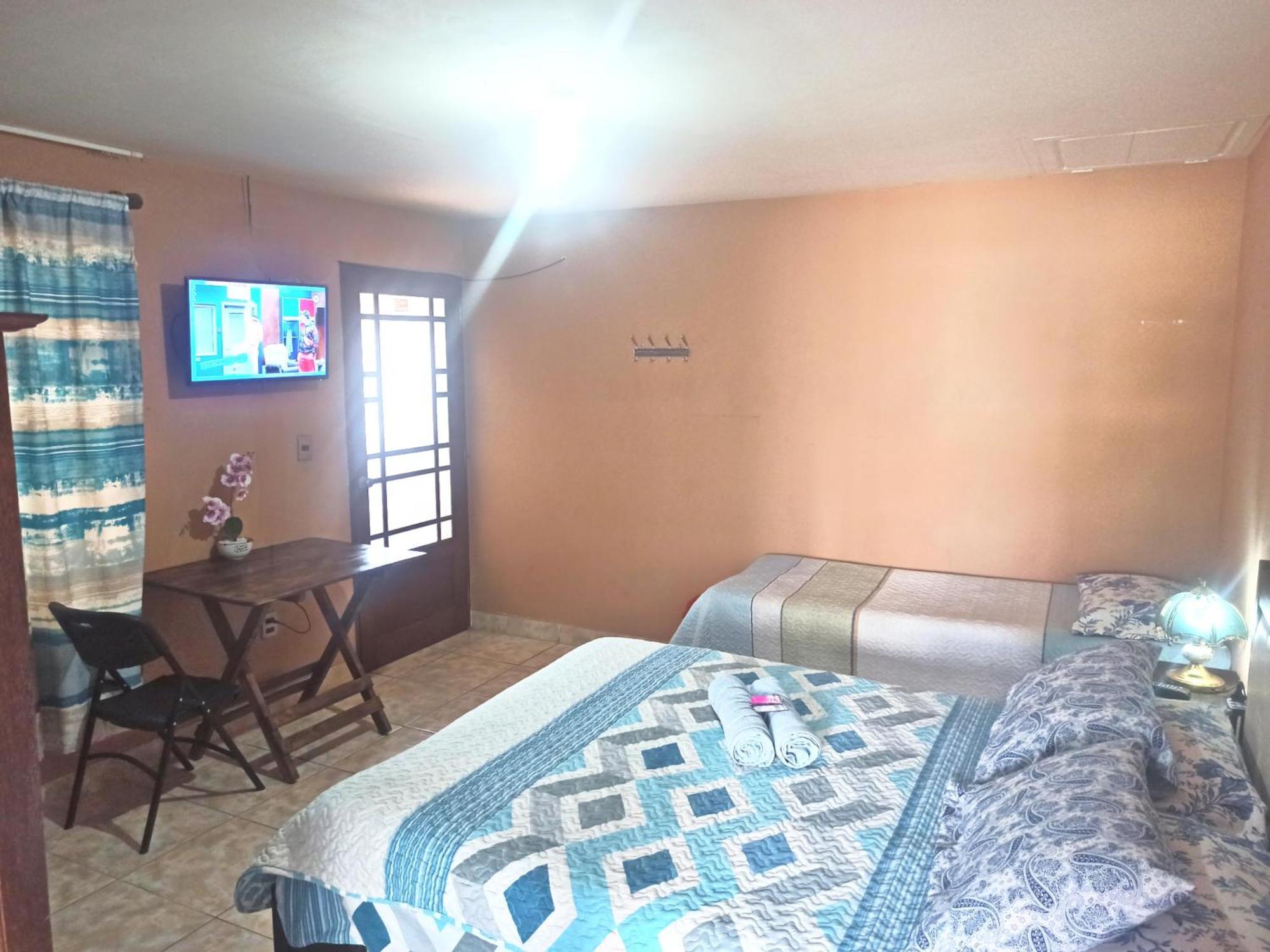 Residencial Moroni - Alojamiento En Cochabamba Bed & Breakfast Bagian luar foto
