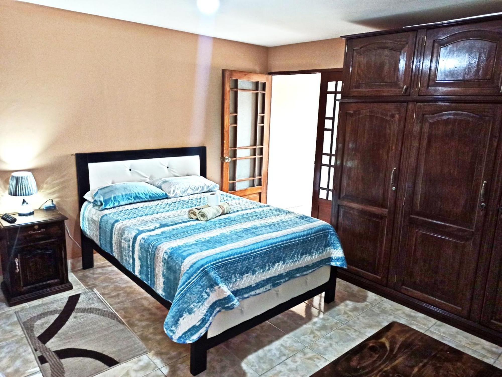 Residencial Moroni - Alojamiento En Cochabamba Bed & Breakfast Bagian luar foto